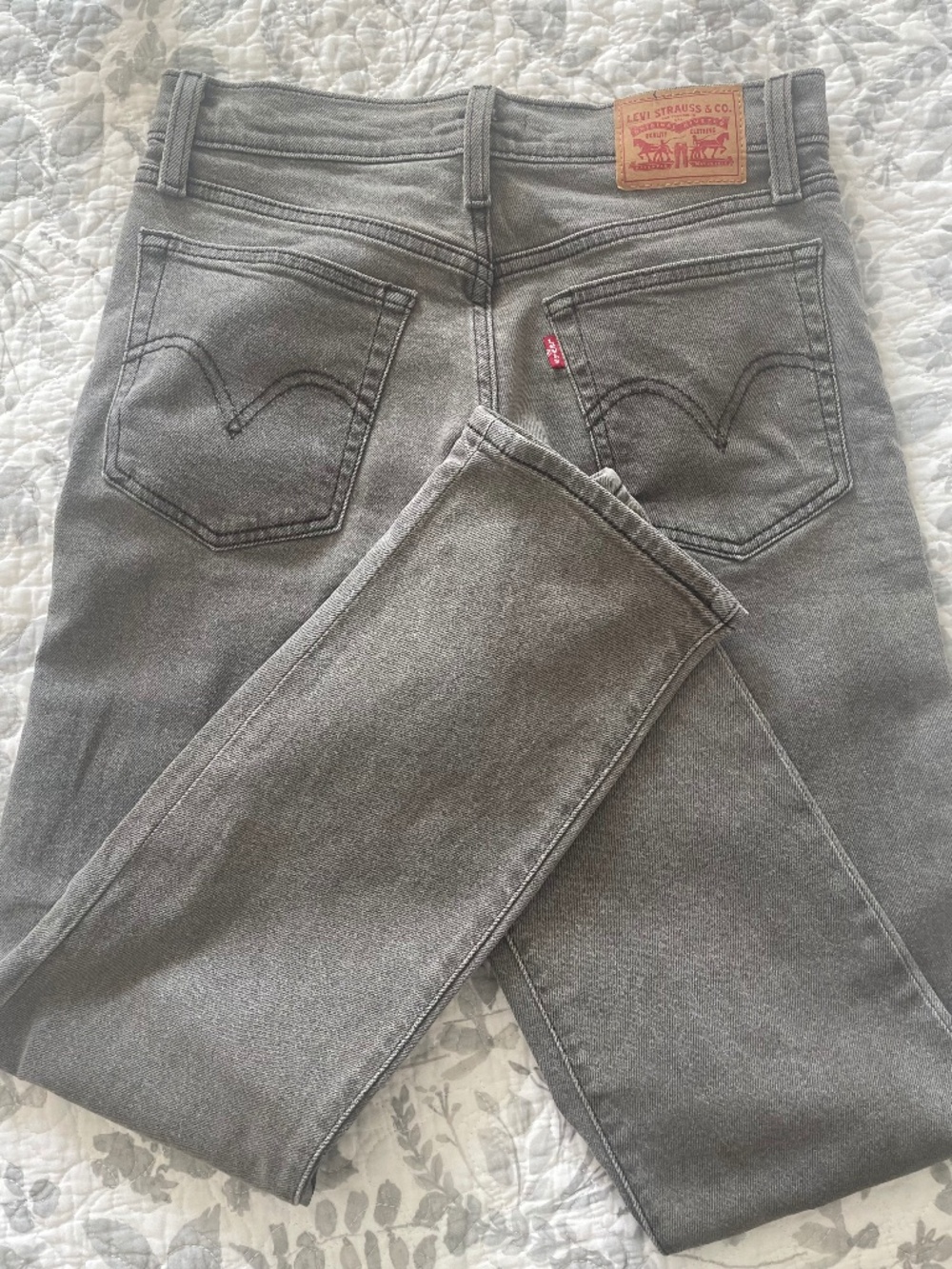 EUC Levi’s Grey Wedgie Straight Ankle Jeans with Stretch - Women’s Size 28 - Picture 11 of 11